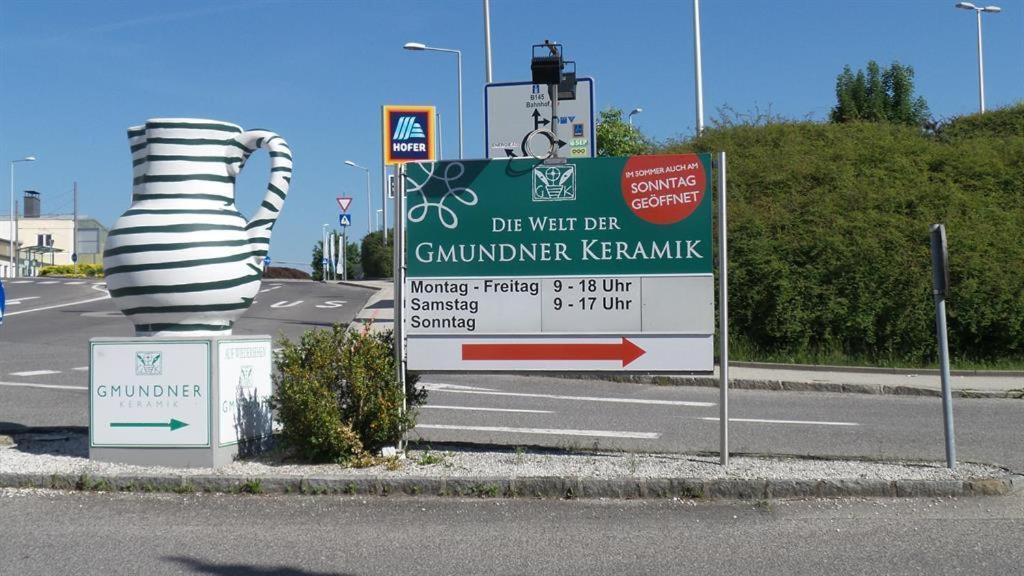 Wolfis Traunseeblick - Mit Kostenlosem Parkplatz Direkt An Der Unterkunft グムンデン エクステリア 写真