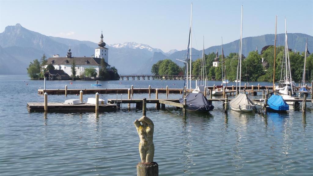 Wolfis Traunseeblick - Mit Kostenlosem Parkplatz Direkt An Der Unterkunft グムンデン エクステリア 写真
